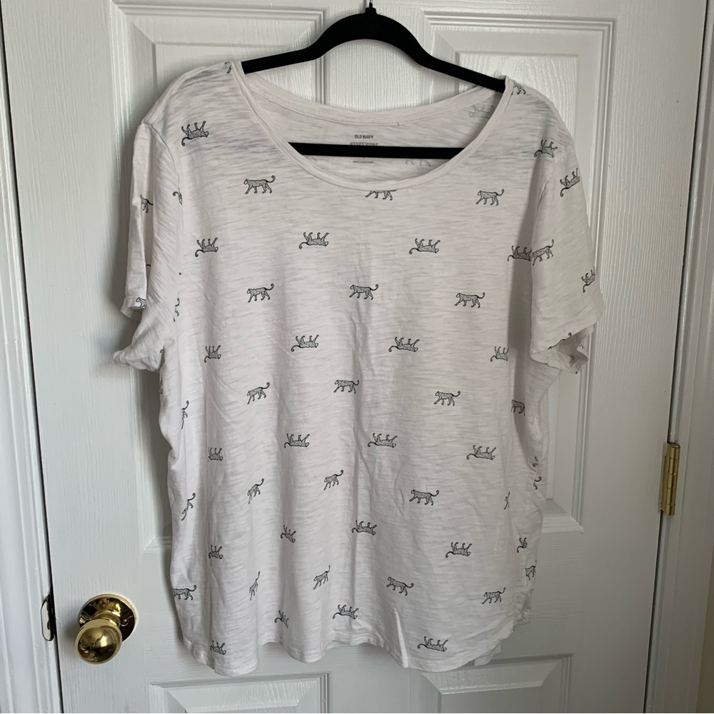 Old Navy XXL white crew neck t shirt with tigers